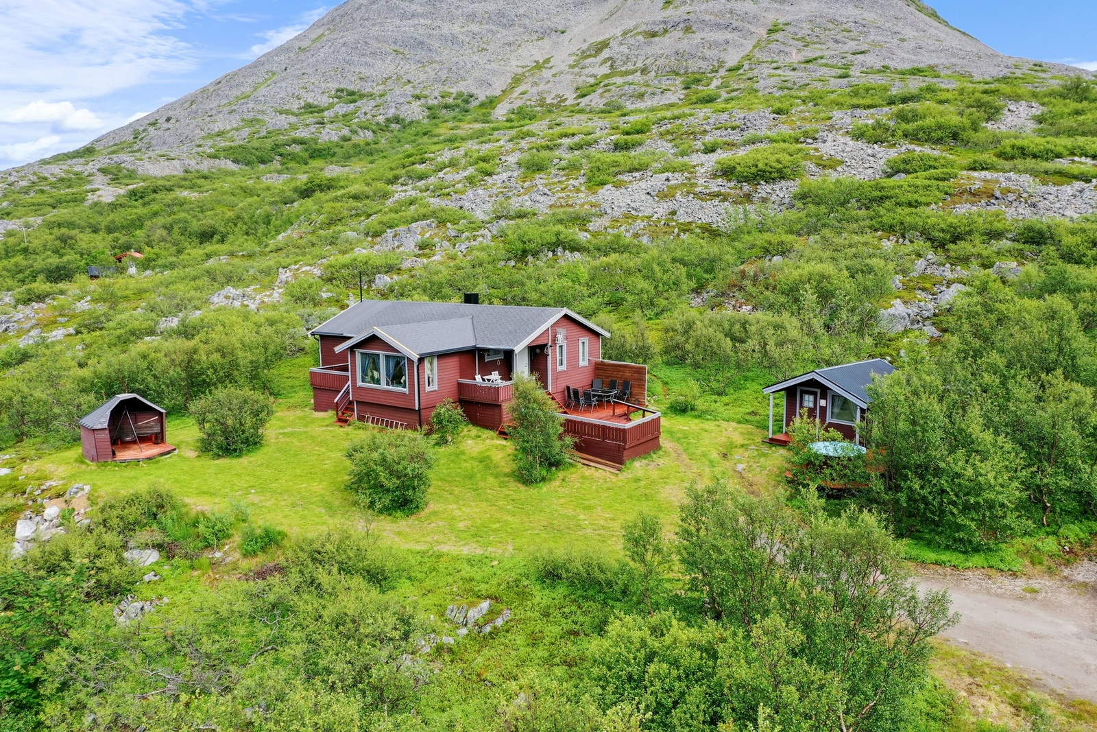 Det er bilvei helt fram til eiendommen som kun ligger ca. 10 minutters kjøring fra Kjøllefjord. Galleribilde