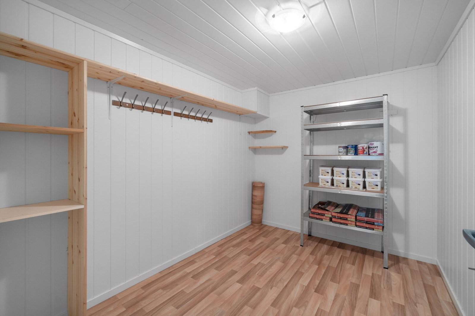 Praktisk garderoberom tilhørende hovedsoverommet. Galleribilde