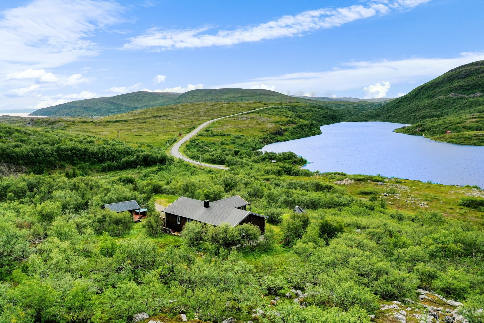 Dette er en godt utstyrt fritidsbolig med fantastisk utsikt over Storvatnet. Galleribilde