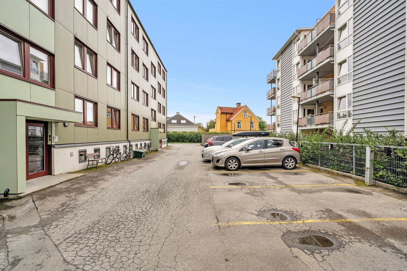 Fasade inngangsparti. Dasade, drenering og nye vinduer fra 2018. Galleribilde