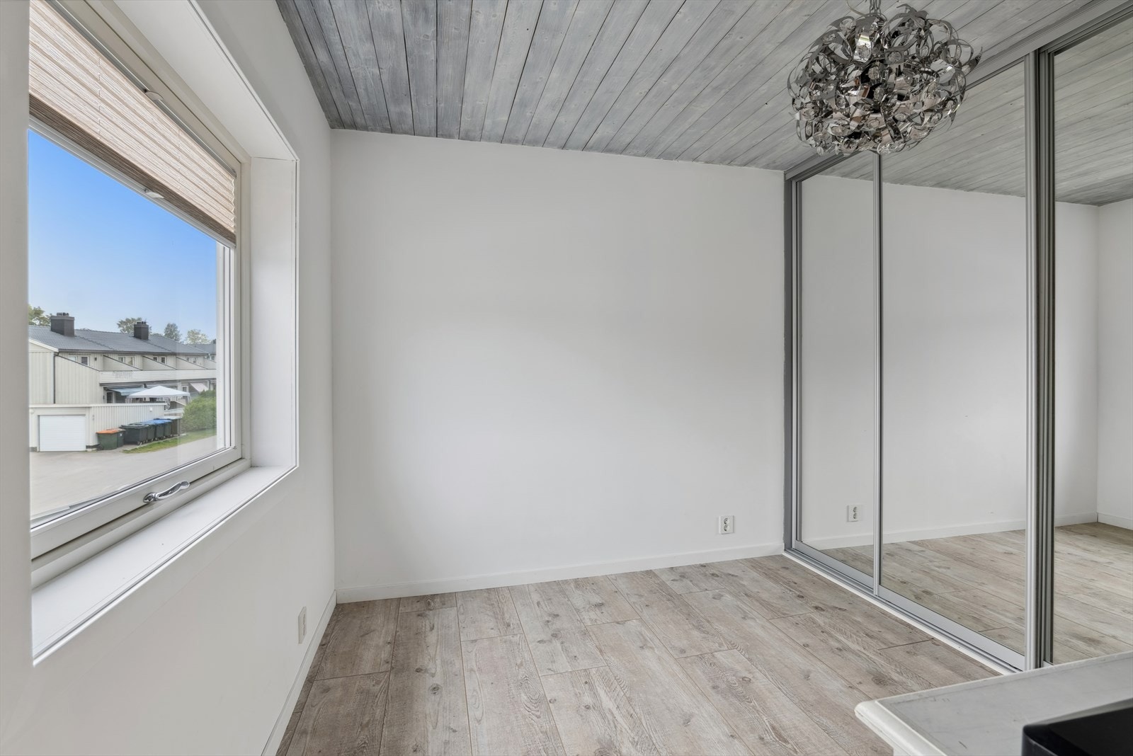 Soverom nr 1 i 2. etg er innredet med en stor skyvedørsgarderobe med speildører. Galleribilde