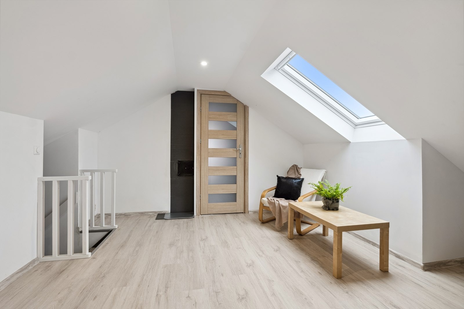Romslig og lys loftstue med mange bruksmuligheter. Galleribilde