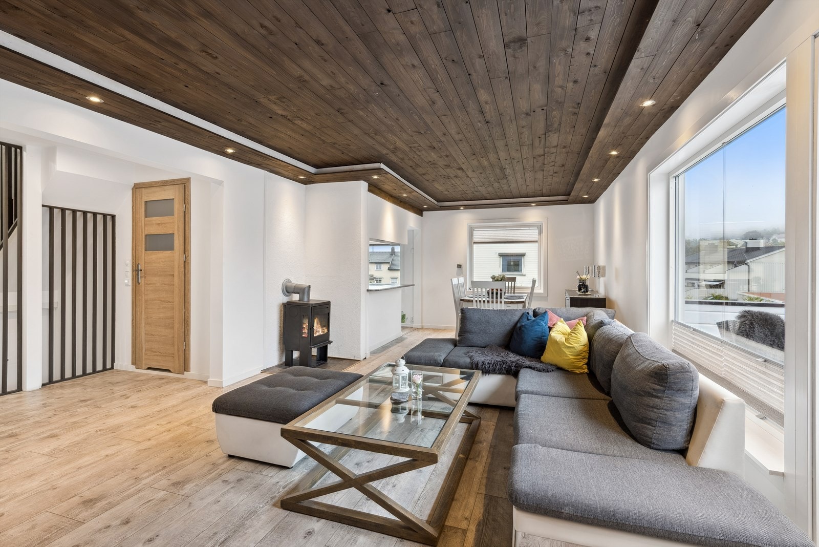 Stor stue med vedovn og god plass til sofa, spisebord og andre stuemøbler. Galleribilde