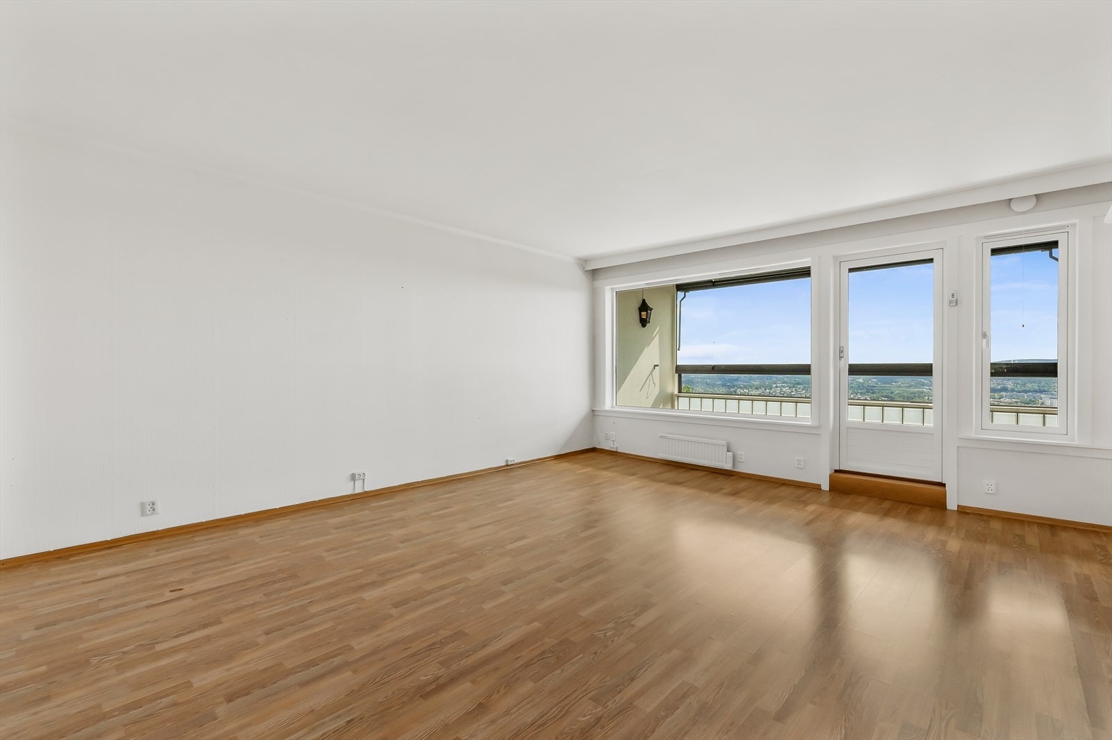 Stuen har god plass til stor sofagruppe og spisegruppe. Galleribilde