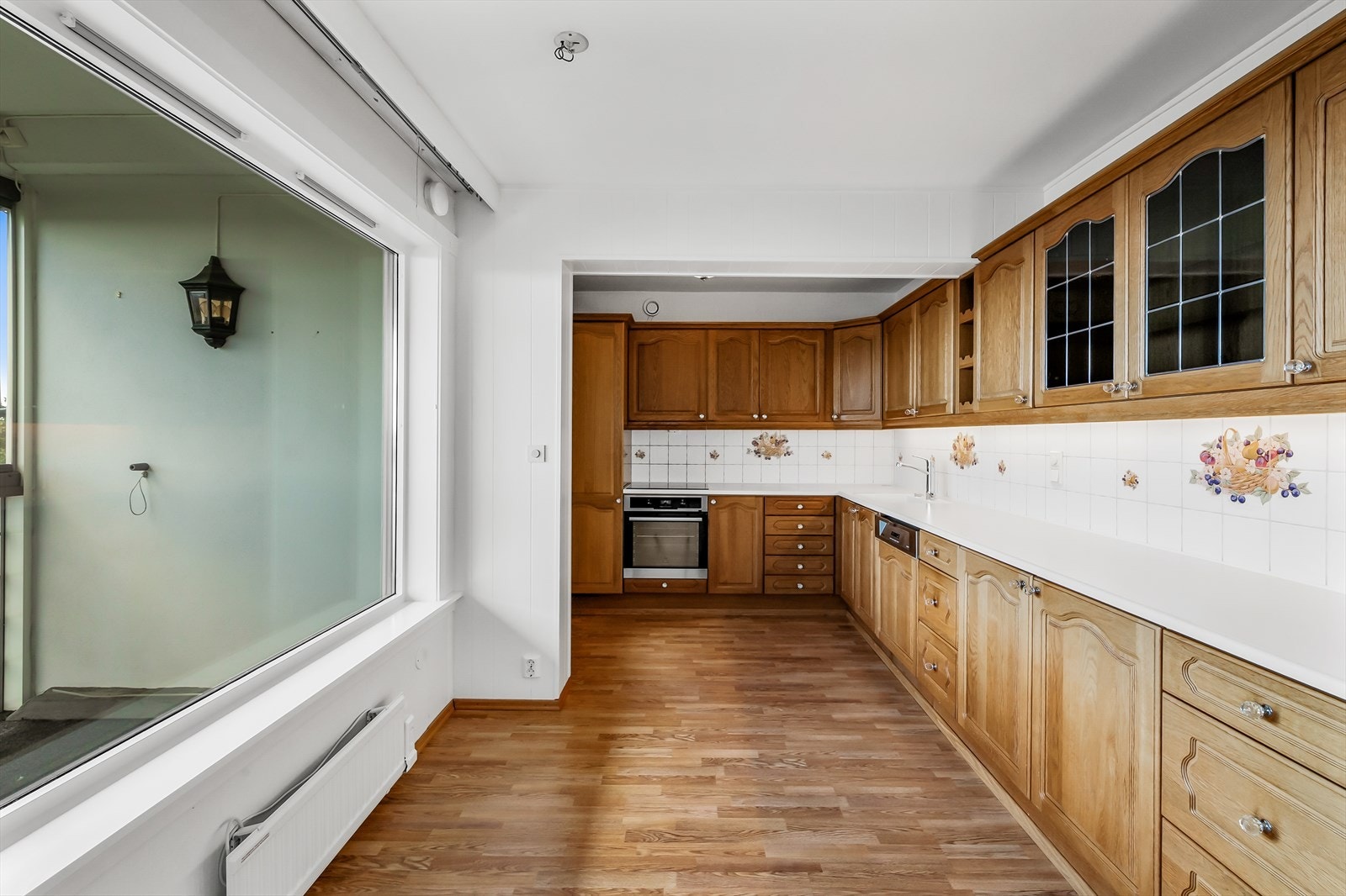 Store vindusflater slipper inn rikelig med naturlig lys. Galleribilde