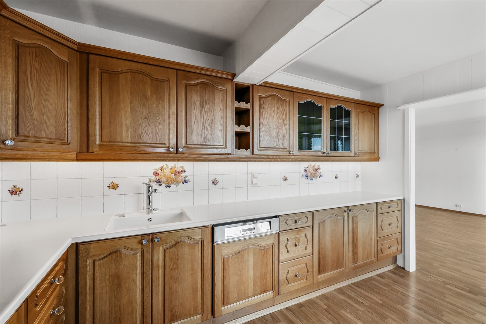 I innredningen er det integrert stekeovn, platetopp, kjøl/frys og oppvaskmaskin. Galleribilde