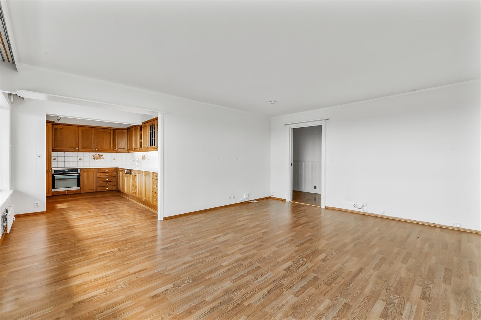 Lys og luftig stue med åpen kjøkkenløsning. Galleribilde