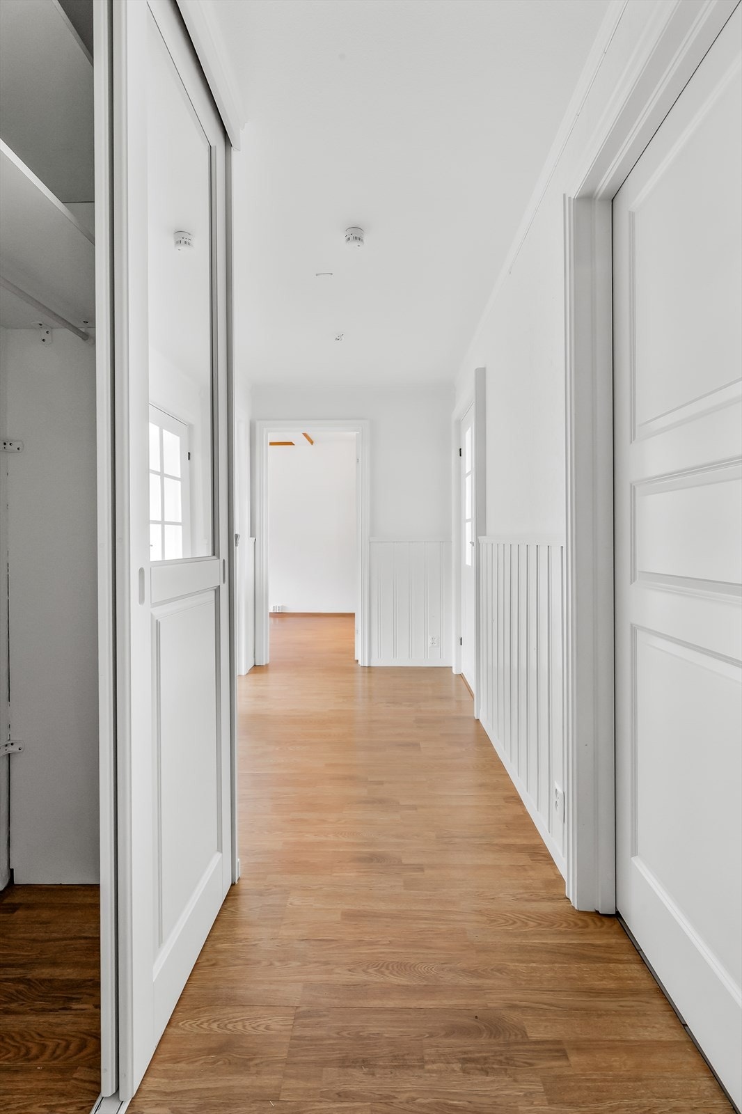 Lys og innbydende inngangsparti med plass til oppbevaringsskap. Galleribilde