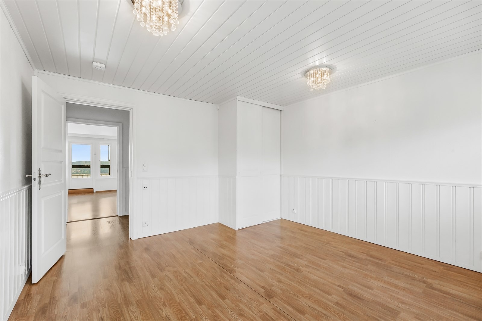 Det er godt med plass til garderobeskap for oppbevaring. Galleribilde