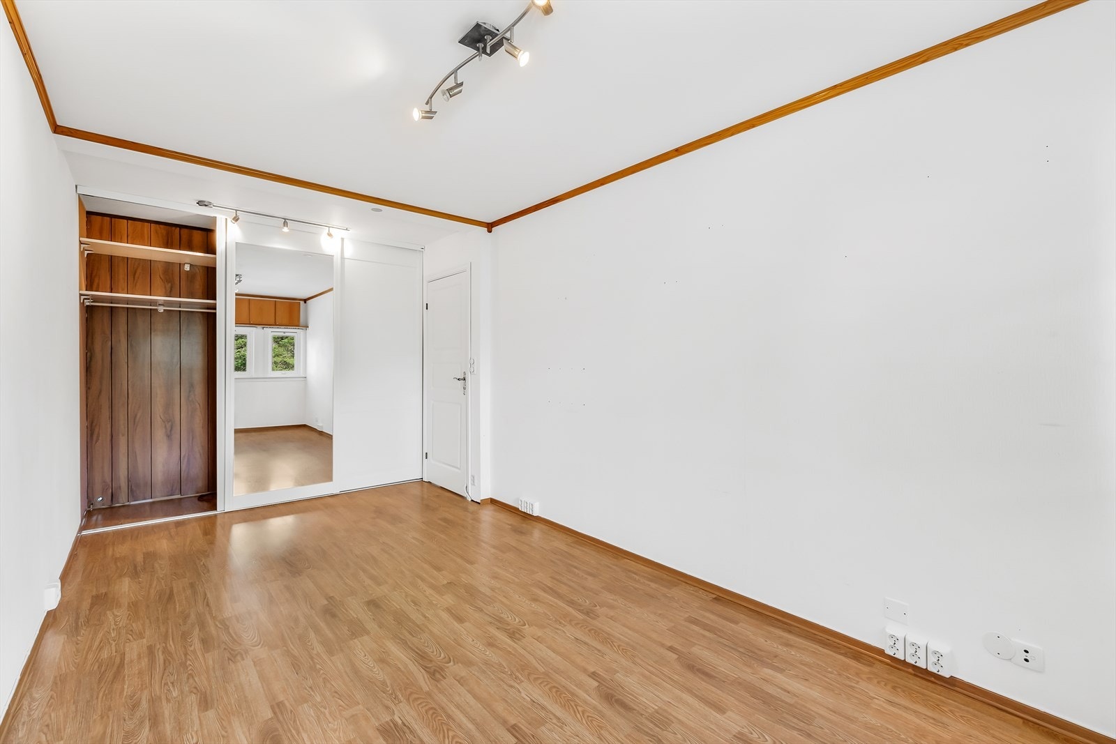 Rikelig med plass til oppbevaring i stort garderobeskap. Galleribilde