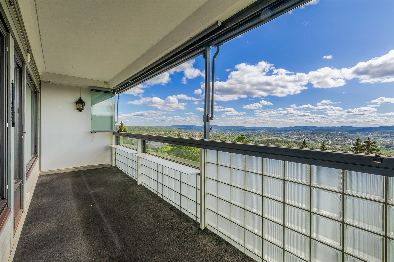 Fra stuen er det utgang til en sydvestvent innglasset. Galleribilde