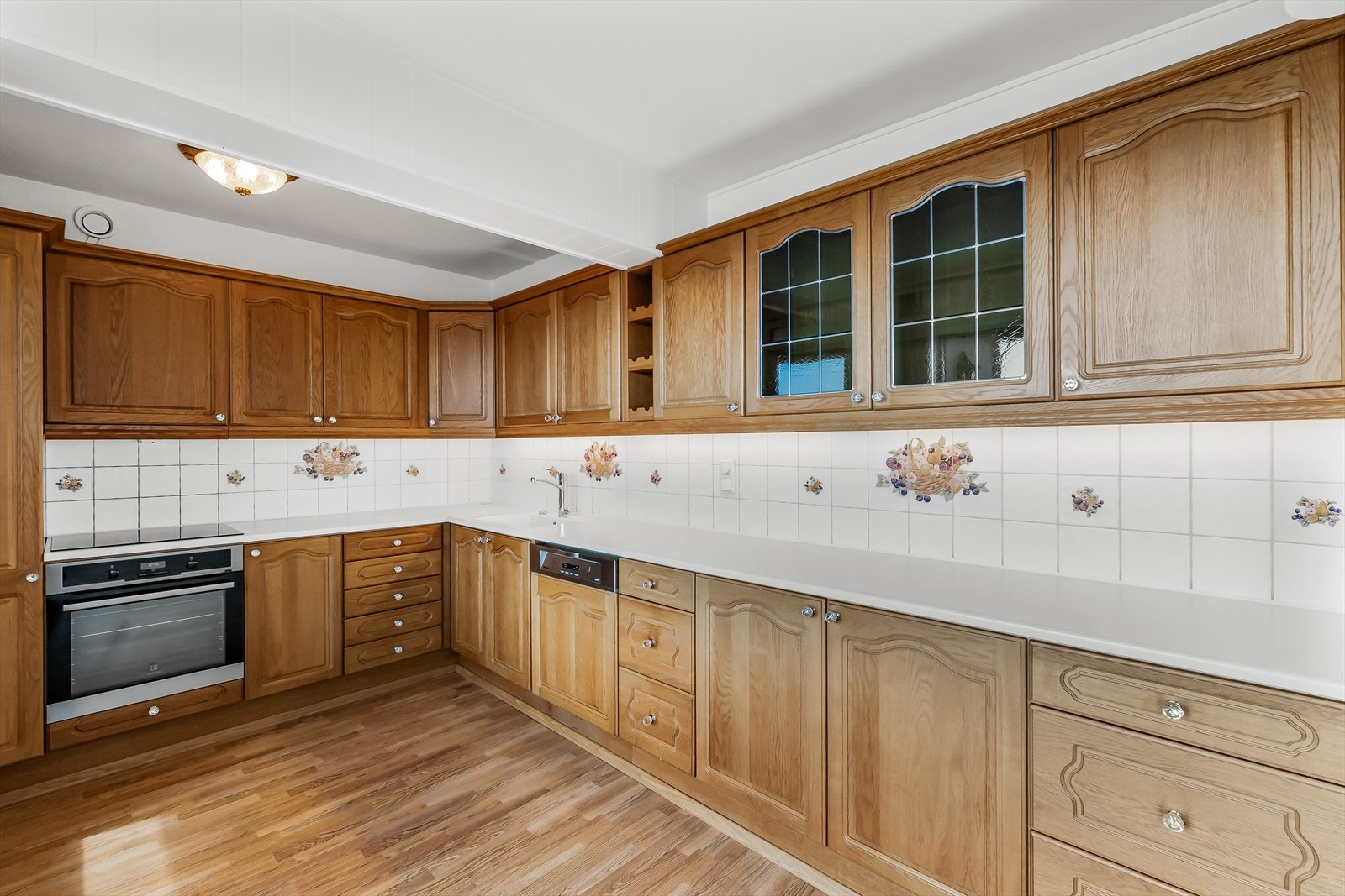 Praktisk kjøkken med rikelig med oppbevaringsmuligheter i over- og underskap. Galleribilde