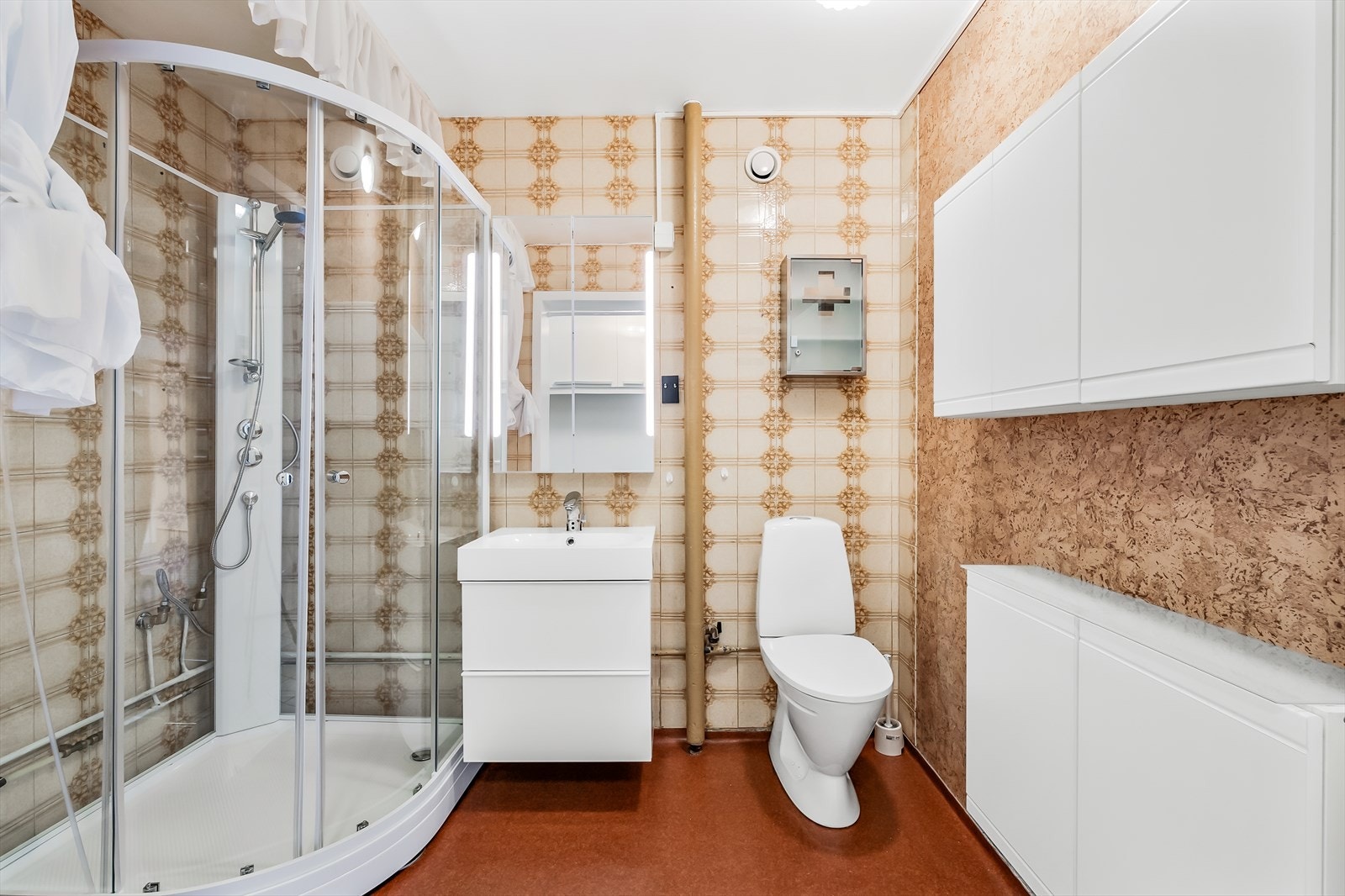 Lyst og romslig bad med opplegg til vaskemaskin. Galleribilde