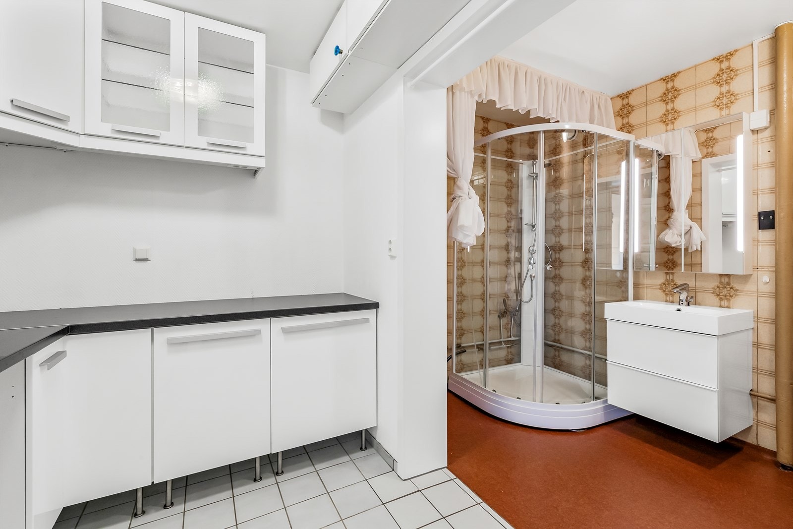 Rikelig med oppbevaringsplass i over- og underskap. Galleribilde