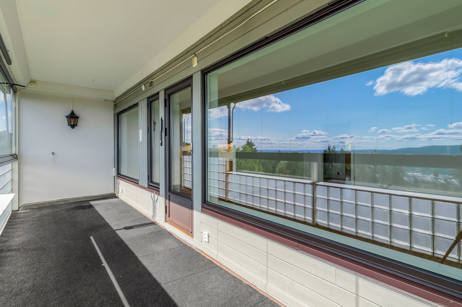 Balkongen kan enkelt innredes til en koselig sittegruppe med utemøbler. Galleribilde