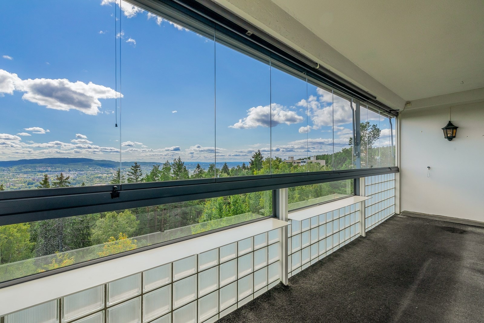 Balkongen er på ca. 12 kvm og har enkle skyveglass over rekkverk. Galleribilde