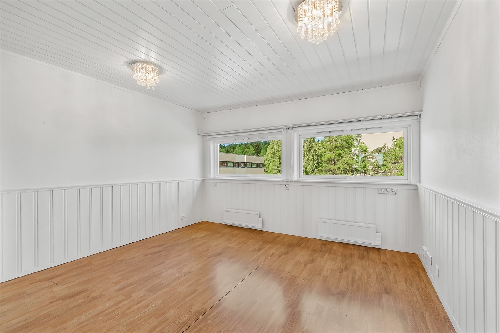 Hovedsoverom med god plass til dobbeltseng og nattbord på hver side. Galleribilde