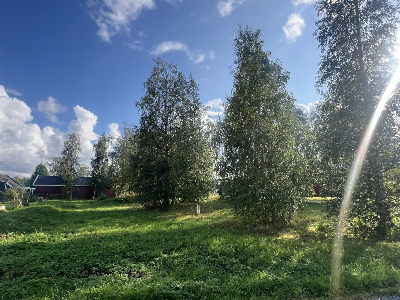 Tomten er på ca. 1044 kvm og er fradelt fra naboeiendommen. Galleribilde