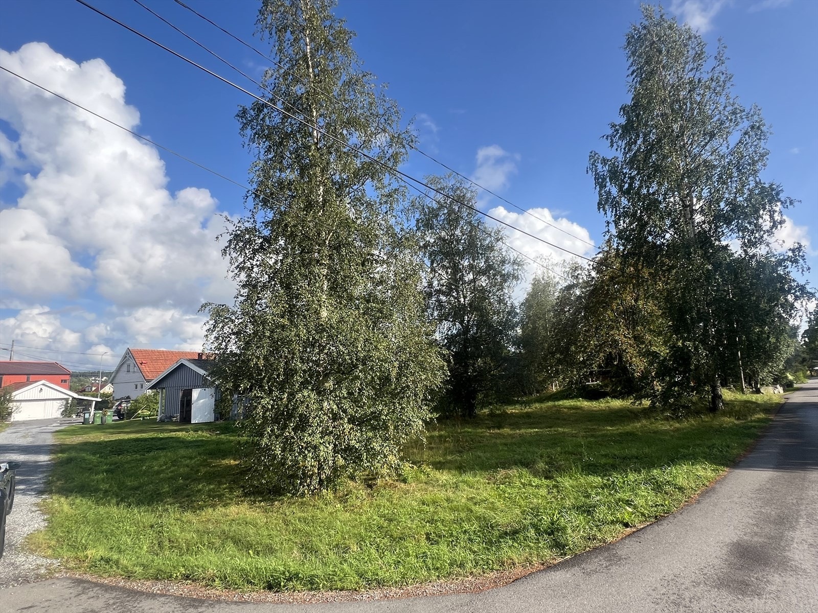 Velkommen til Ødegaarden! For salg er en fin hjørnetomt i sentrum av Bjørkelangen. Galleribilde