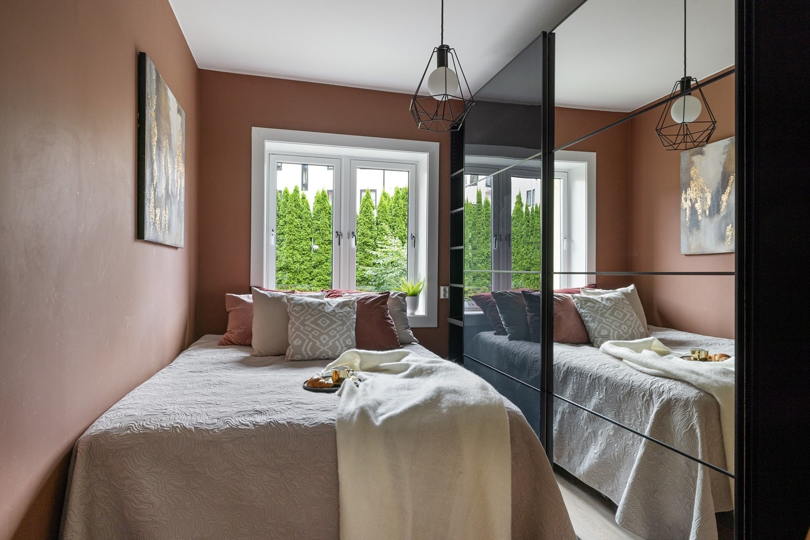 Lunt og innbydende soverom med plass til dobbeltseng Galleribilde