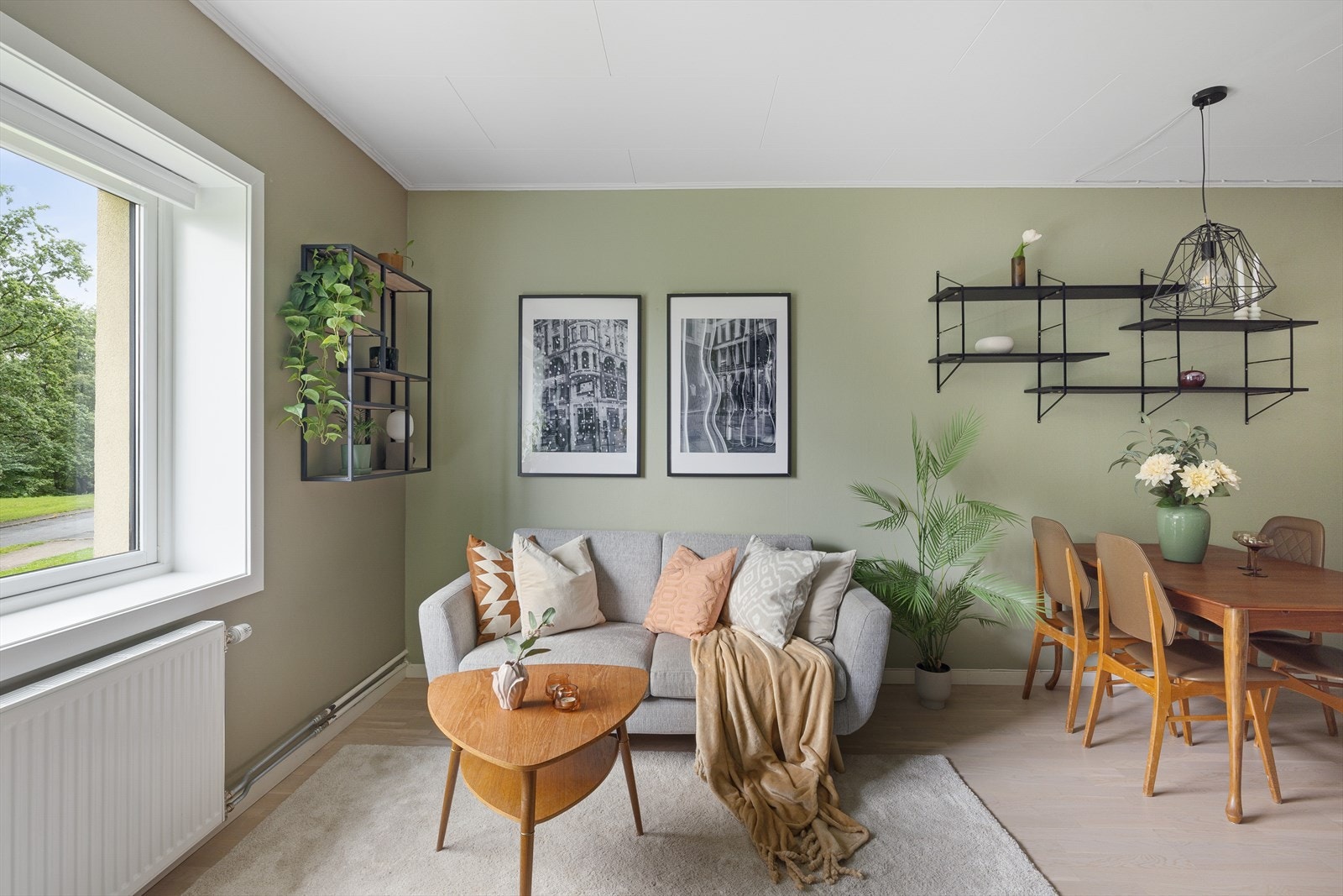 Her har du plass til å innrede med hyggelig sofagruppe med tilhørende tv-møblement, spisegruppe og annet ønsket interiør Galleribilde