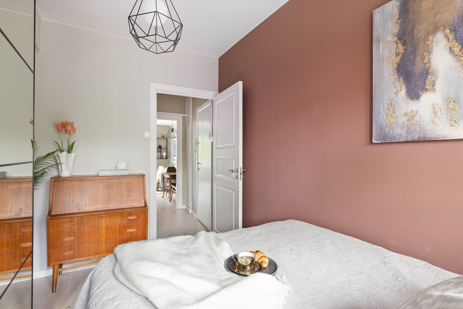 Gode oppbevaringsmuligheter i garderobeskap Galleribilde