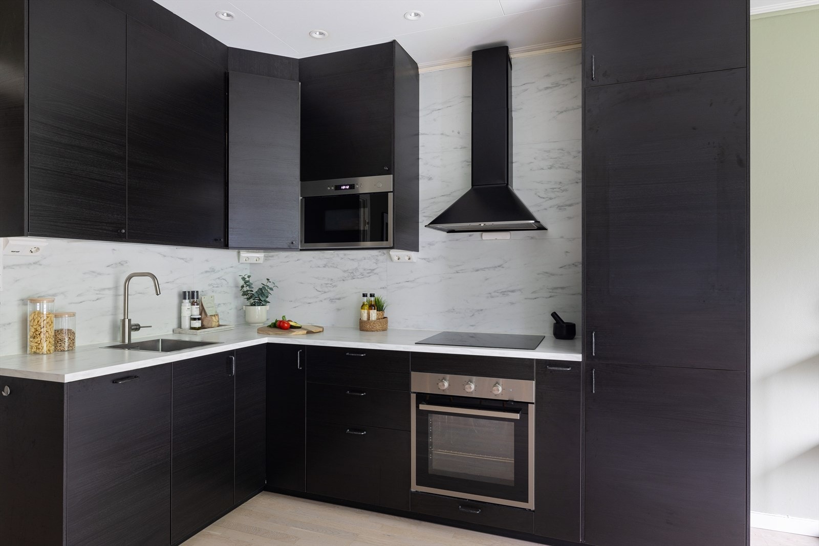 Kjøkkenet er utstyrt med platetopp, mikrobølgeovn, kum, ettgreps blandebatteri, ventiator, kjøl/fryseskap, ovn og oppvaskmaskin. Kjøkkenventilator med kullfilter og det er montert vannvakt og komfyrvakt Galleribilde