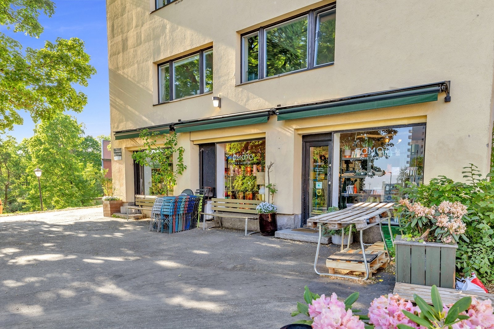 Leilighetens beliggenhet har nærhet til alt av servicetilbud, kollektiv kommunikasjon, restauranter m.m. Galleribilde