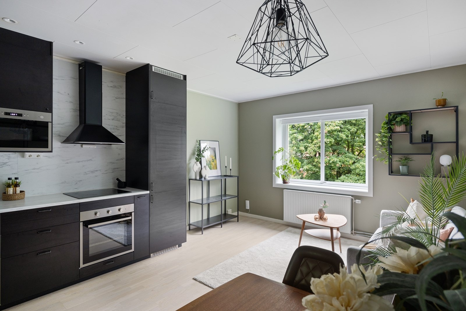 Lys stue med store vindusflater og god planløsning som gir en luftig og åpen romfølelse Galleribilde