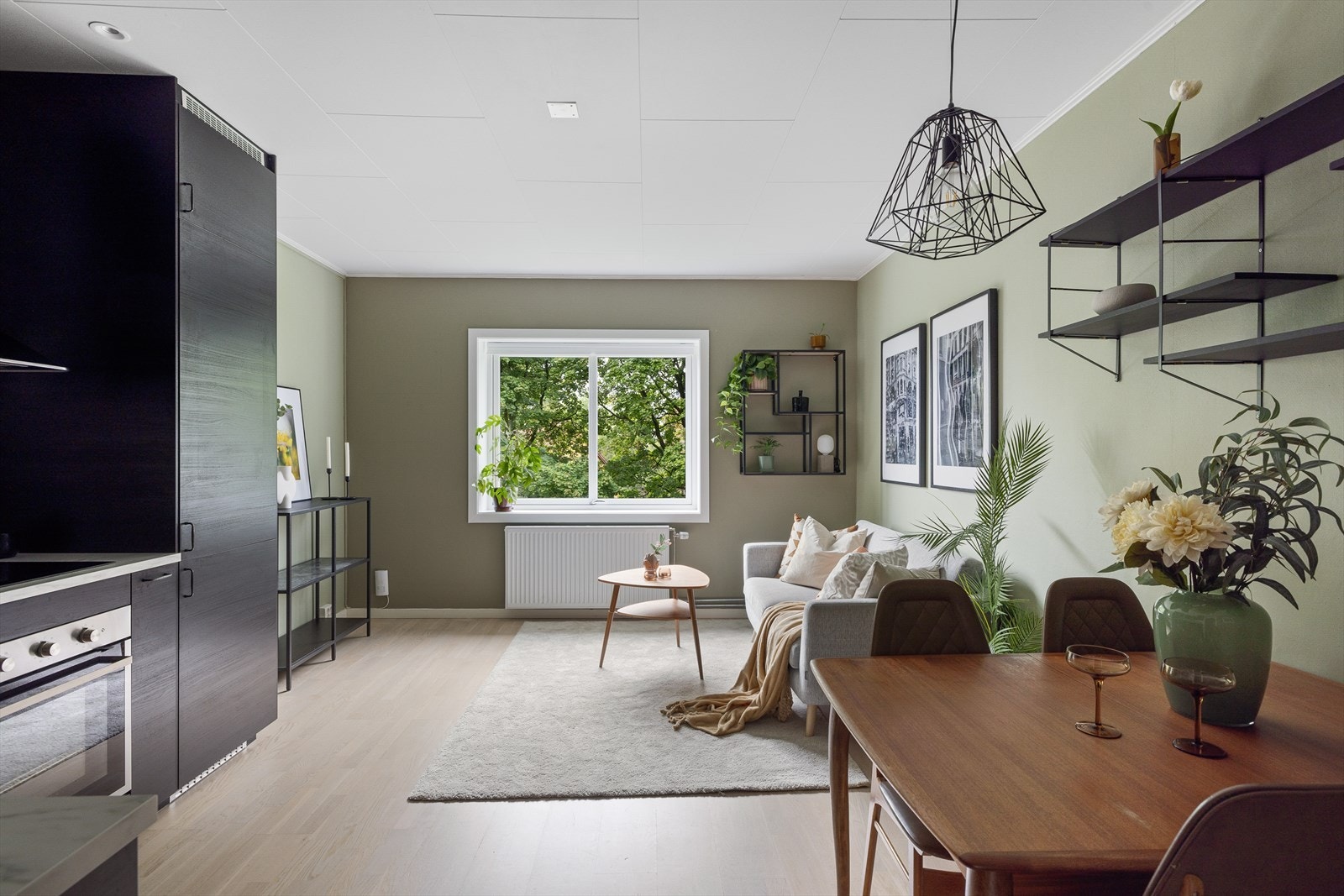 Stuen har en sosial og åpen kjøkkenløsning Galleribilde