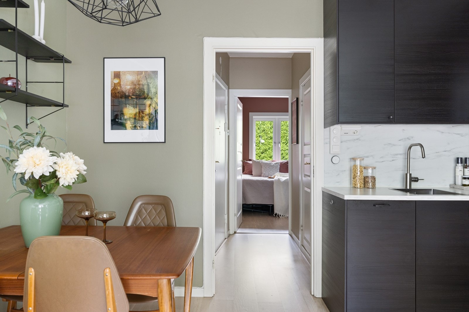 Stuen har parkettgulv og vegger malt i en tidsriktig farge Galleribilde