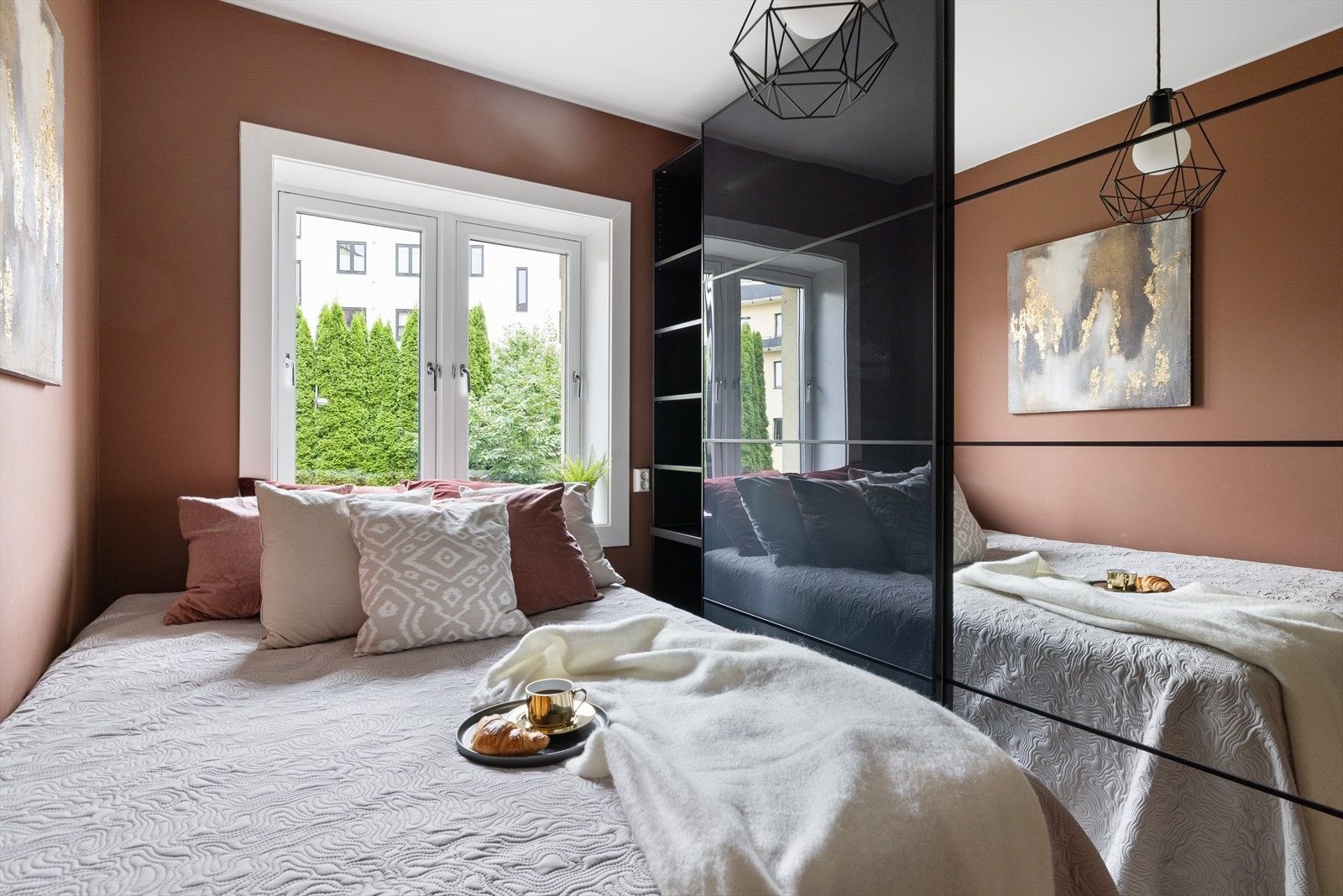 Soverommets store vindu sørger for godt med lysinnslipp og gjør det enkelt å lufte ut. Galleribilde