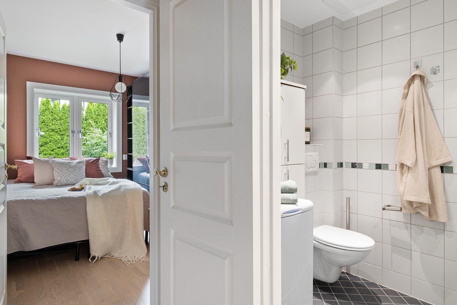 Bad fra 2010 med flislagt gulv med elektriske varmekabler, flislagte vegger og malt himling med innfelte downlights Galleribilde