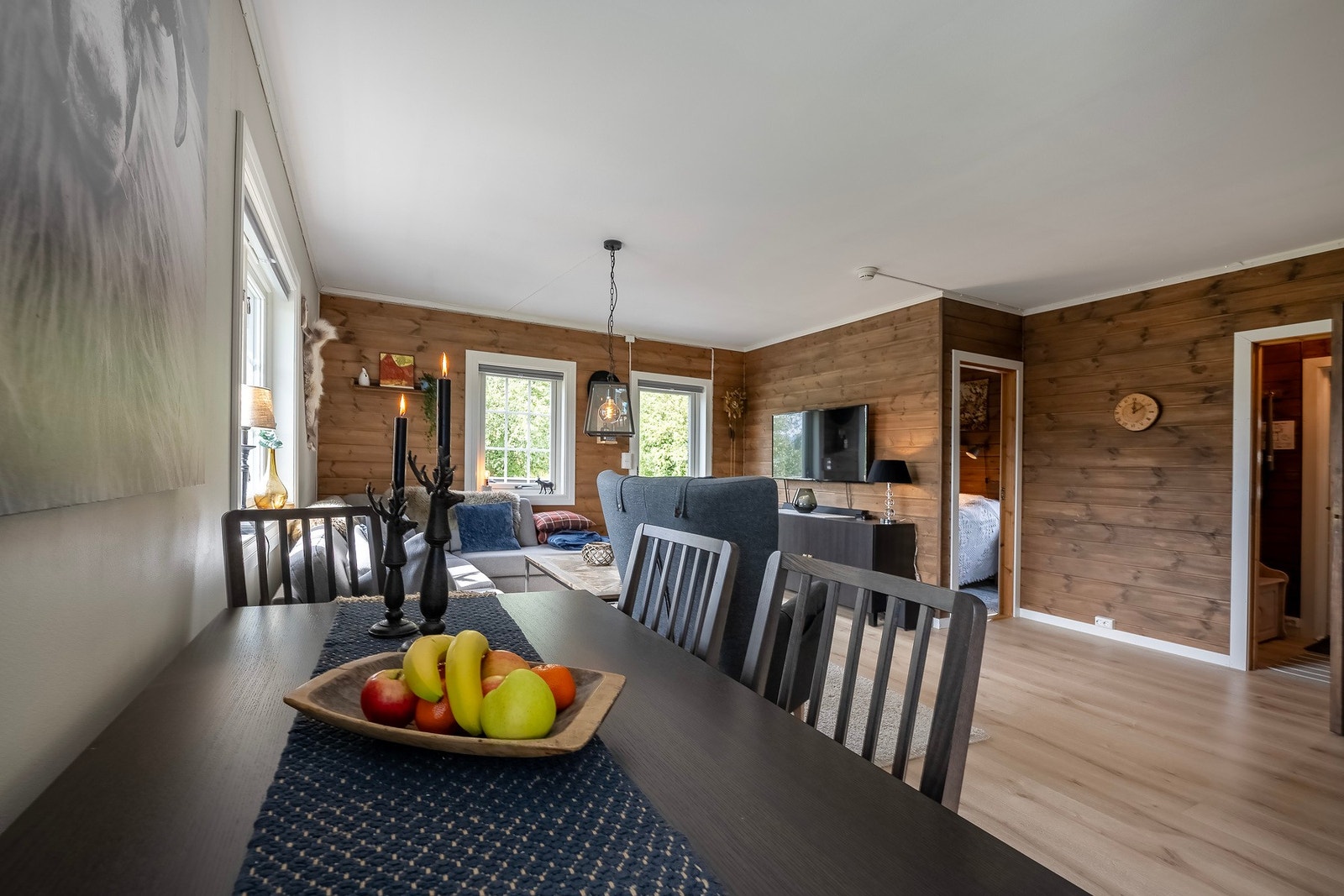 God plass til spisegruppe i rommet. Galleribilde