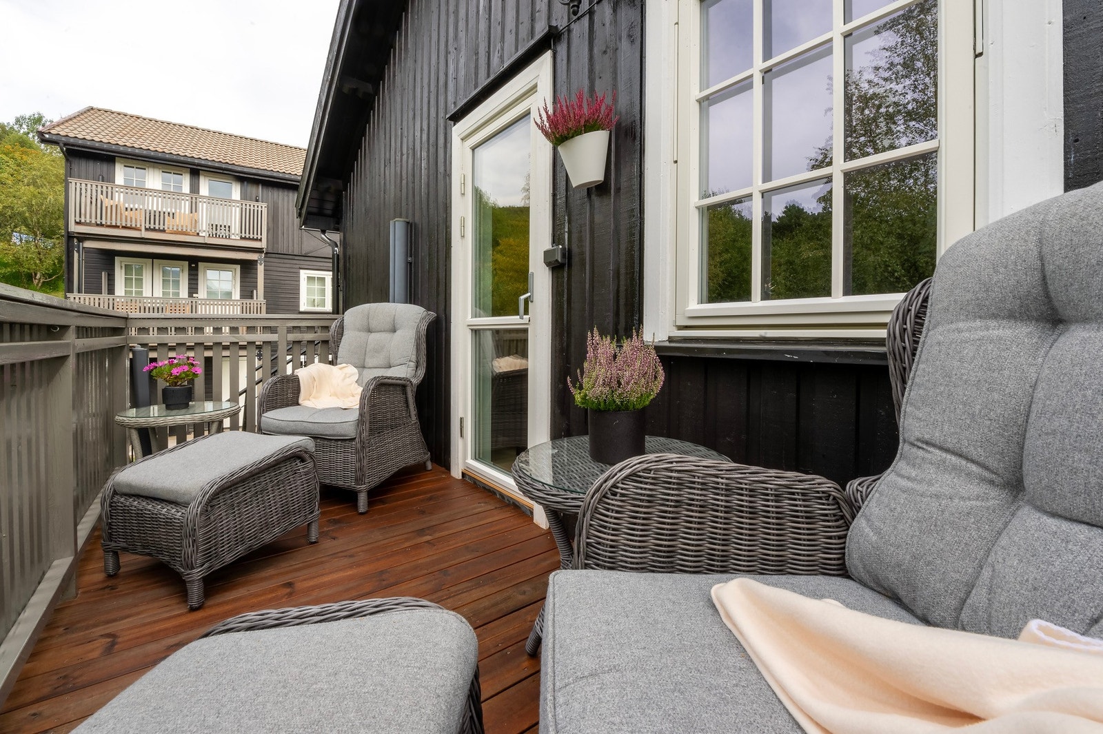 Flott privat terrasse med mulighet for å nyte varme sommerdager. Galleribilde