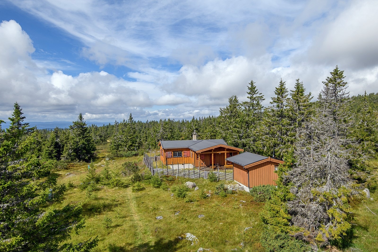 Hytta ligger i den innerste delen av Øvre Vardeveg på Sjusjøen. Et utrolig populært og familievennlig område. Galleribilde