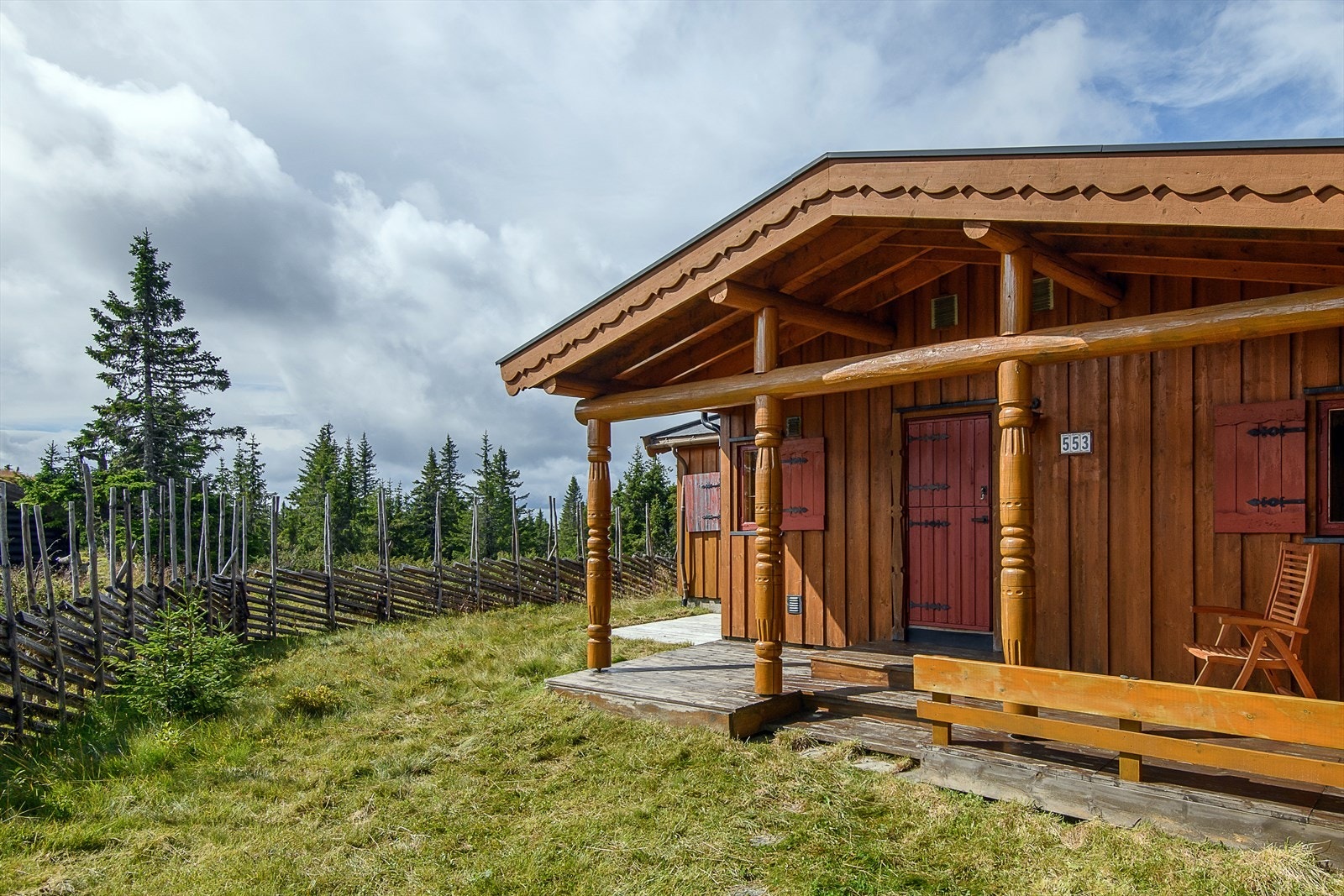 En lun og fin solplass ved inngangspartiet. Galleribilde