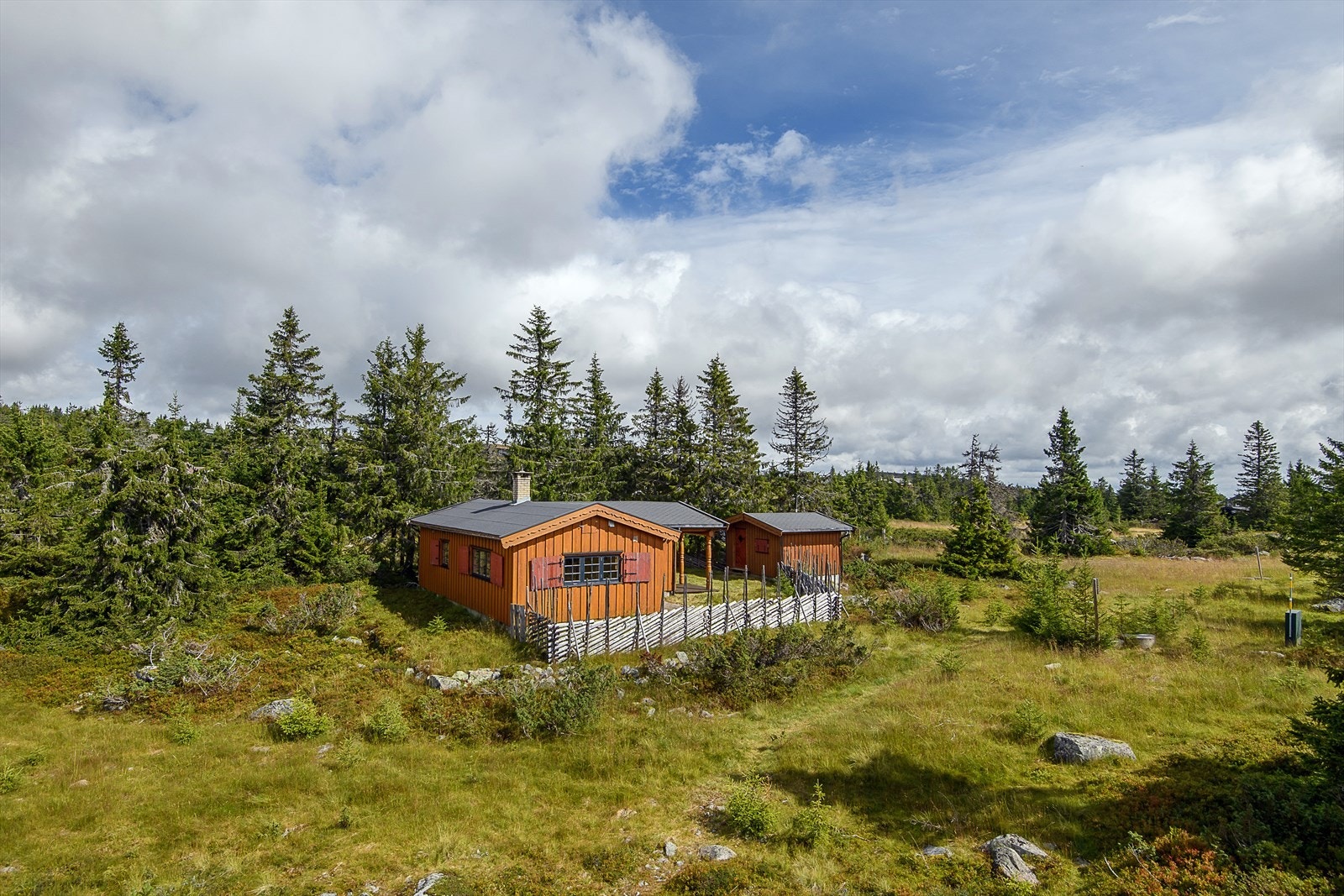 Eiendommen, som består av hytte og uthus, ligger i naturskjønne omgivelser, godt skjermet for direkte innsyn. Galleribilde