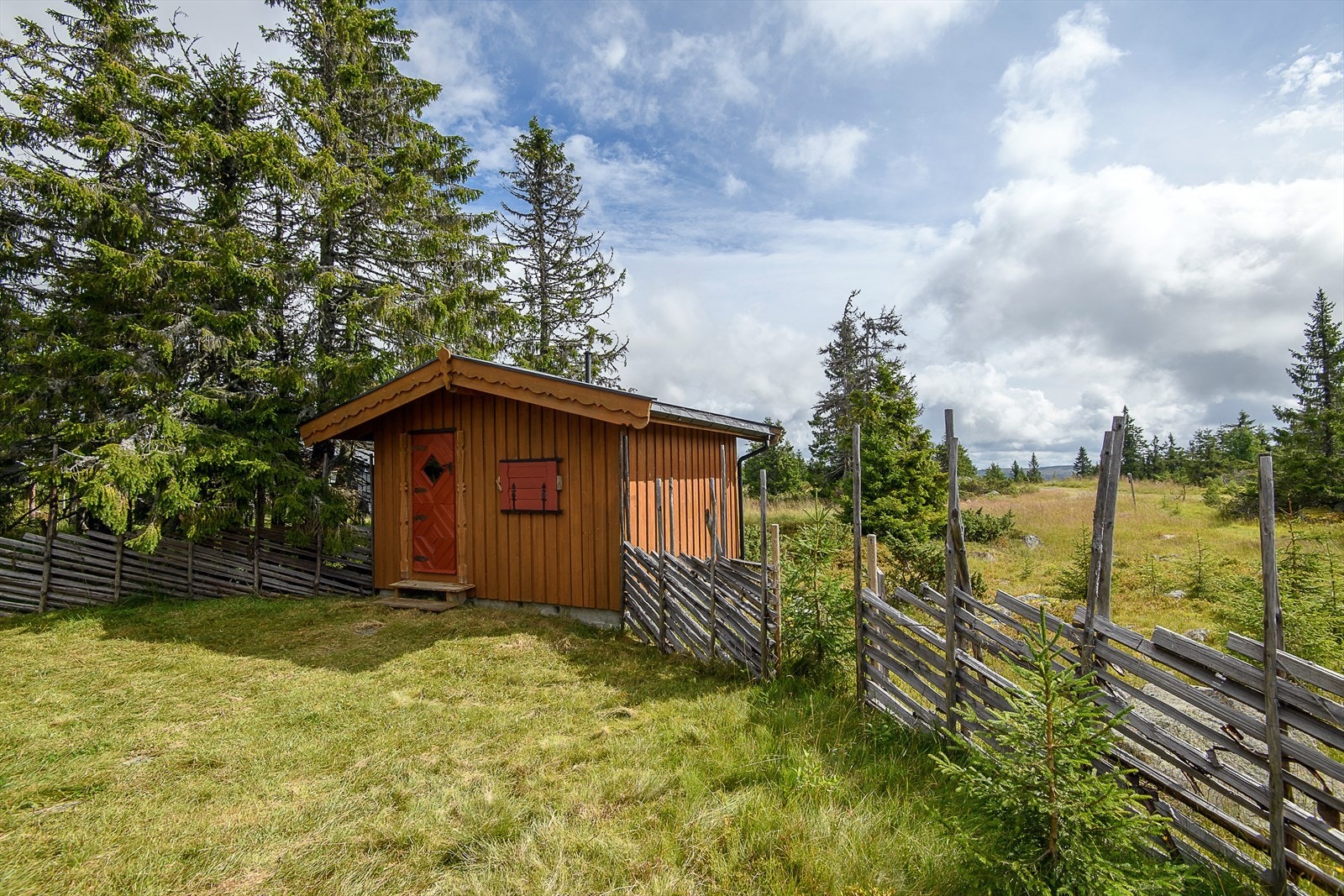 Separat uthus for oppbevaring av utstyr og ved. Galleribilde