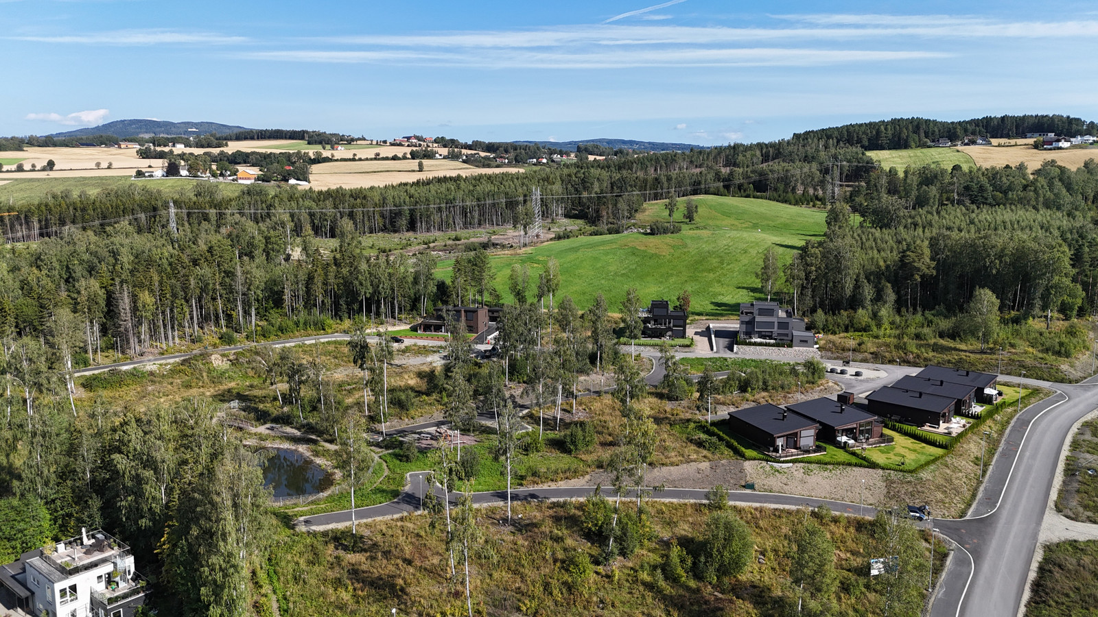 Området ligger solrikt og flott til