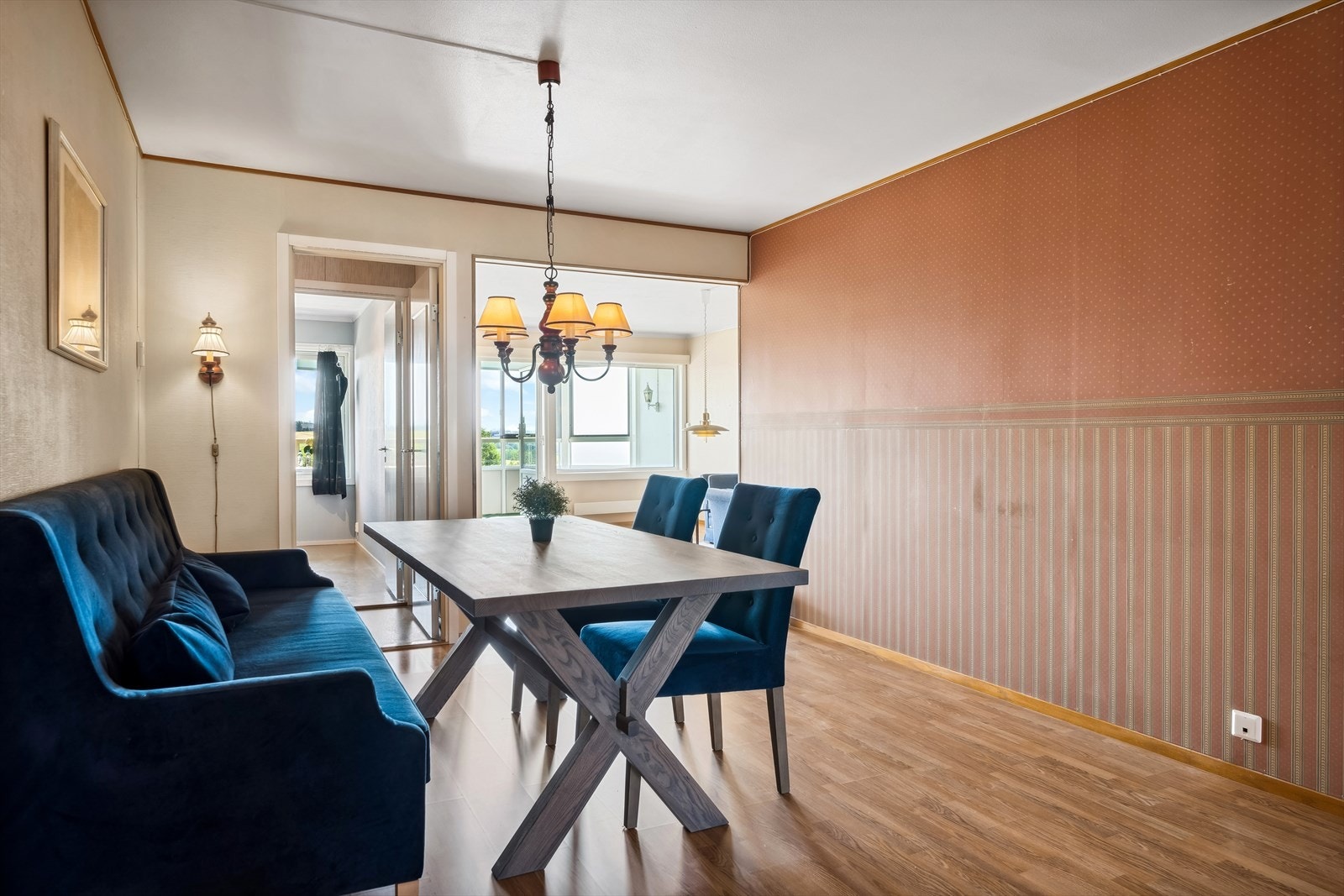 Her er det god plass til spisebord med tilhørende møblement , hvor gode måltider kan nytes! Galleribilde