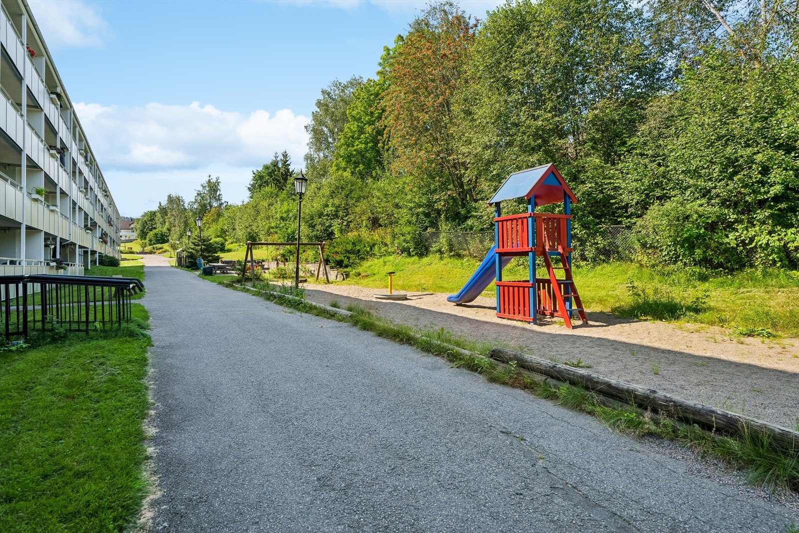 Felles tomt for borettslaget. Fellesområdene er pent opparbeidet med asfalterte intern veier, parkeringsplasser, plen, busker, benker og lekeplass for de minste barna. Tomten gir et godt inntrykk og innbyr til sosiale sammenkomster i grønne omgivelser. Galleribilde