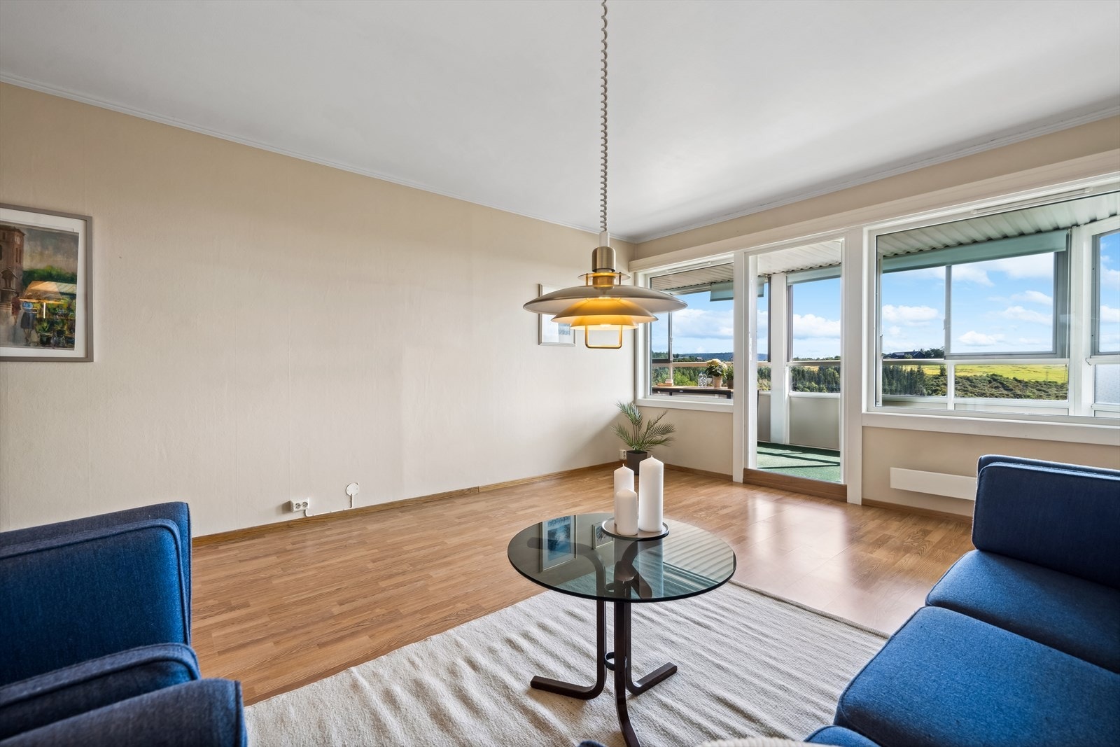 Leiligheten byr på lyse og luftige oppholdsrom.
Stuen er romslig, og har god plass til å møblere etter eget ønske. Galleribilde