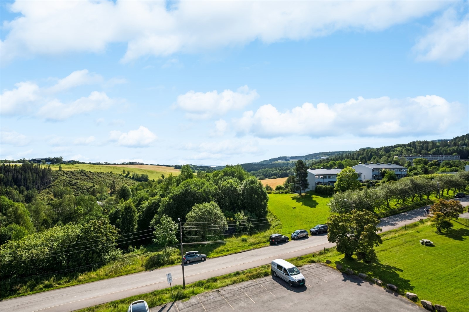 Fra leiligheten er det flott utsikt utover nabolaget og grøntområder. Galleribilde