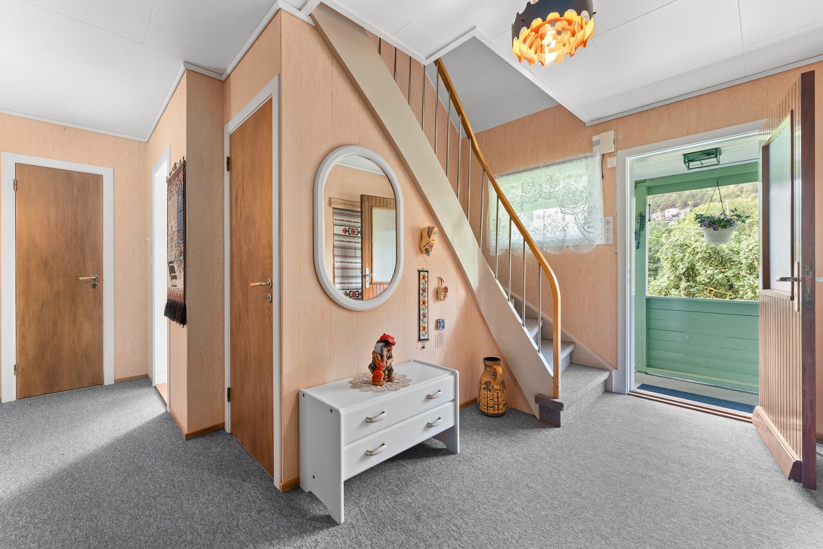 Entre/ gang med trapp til loft og underetasje, Galleribilde