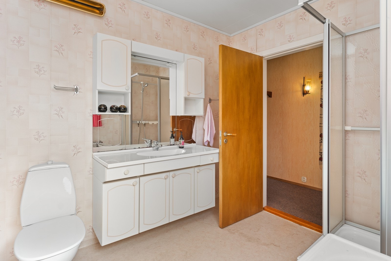 Badet har god størrelse med badekar og dusjkabinett. Galleribilde
