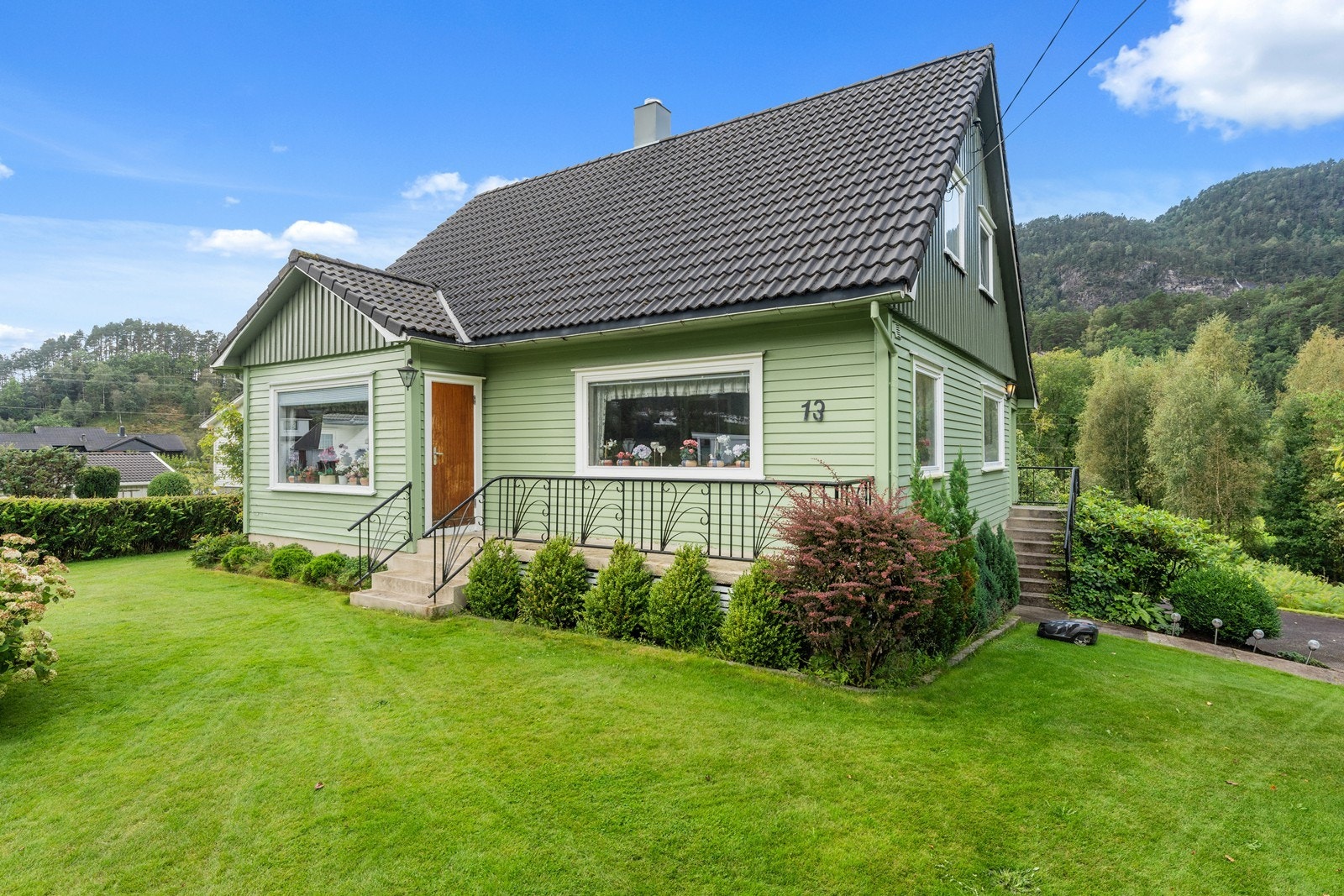 Boligen er godt vedlokeholdt med nyere tak. Galleribilde