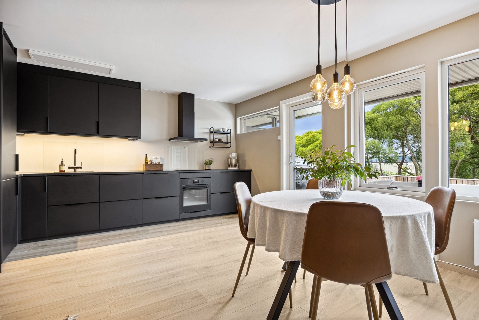 Stilfull kjøkkeninnredning med slette fronter og laminat benkeplate. Godt med skap- og arbeidsplass. Galleribilde