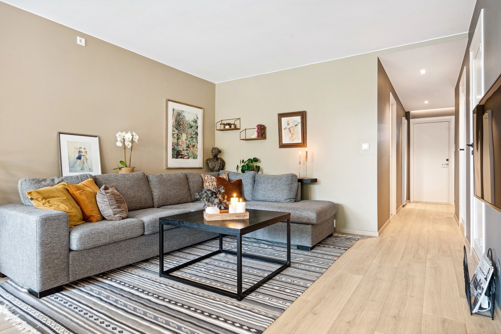 Stuen har god plass til ønsket møblering etter egne preferanser. Kabel-TV/fiberbredbånd er inkl. i felleskostnadene. Galleribilde