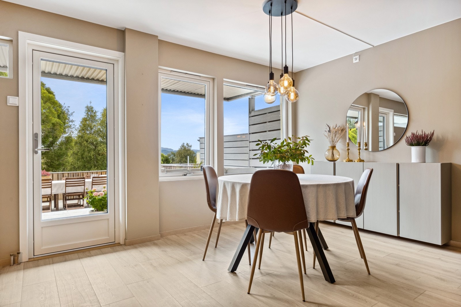 I den andre delen av rommet er det god plass til en hyggelig spisegruppe. Her har man utsyn mot borettslagets flotte grøntområder. Galleribilde